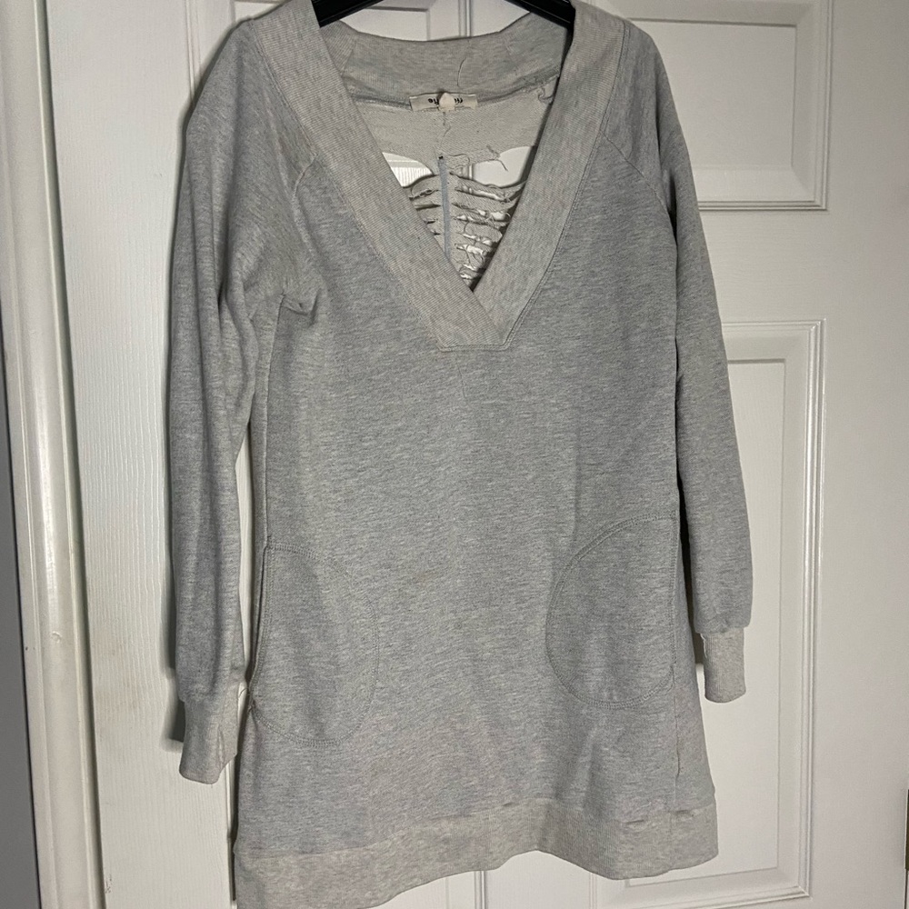 Distressed casual top in light gray